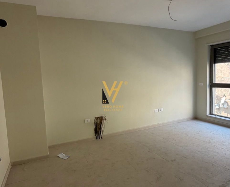 JEPET ZYRE 56 M2 ME QERA TE SHKOLLA E KUQE 65.000 LEKE - Pamja 3