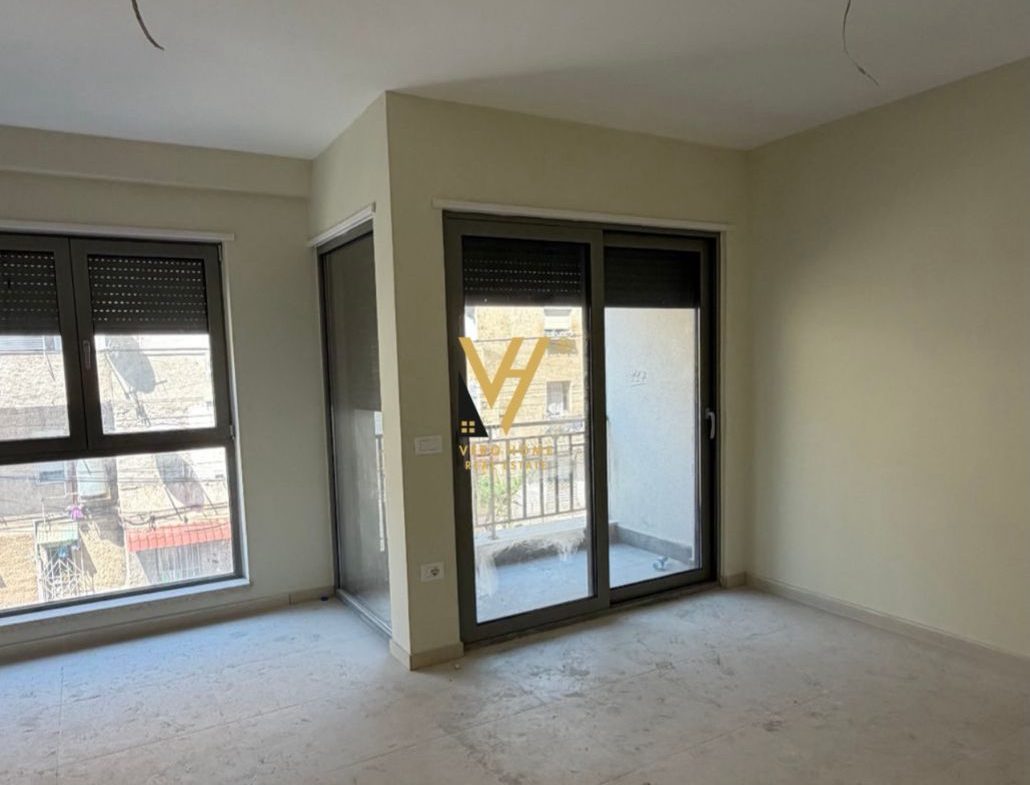 JEPET ZYRE 56 M2 ME QERA TE SHKOLLA E KUQE 65.000 LEKE - Pamja 2