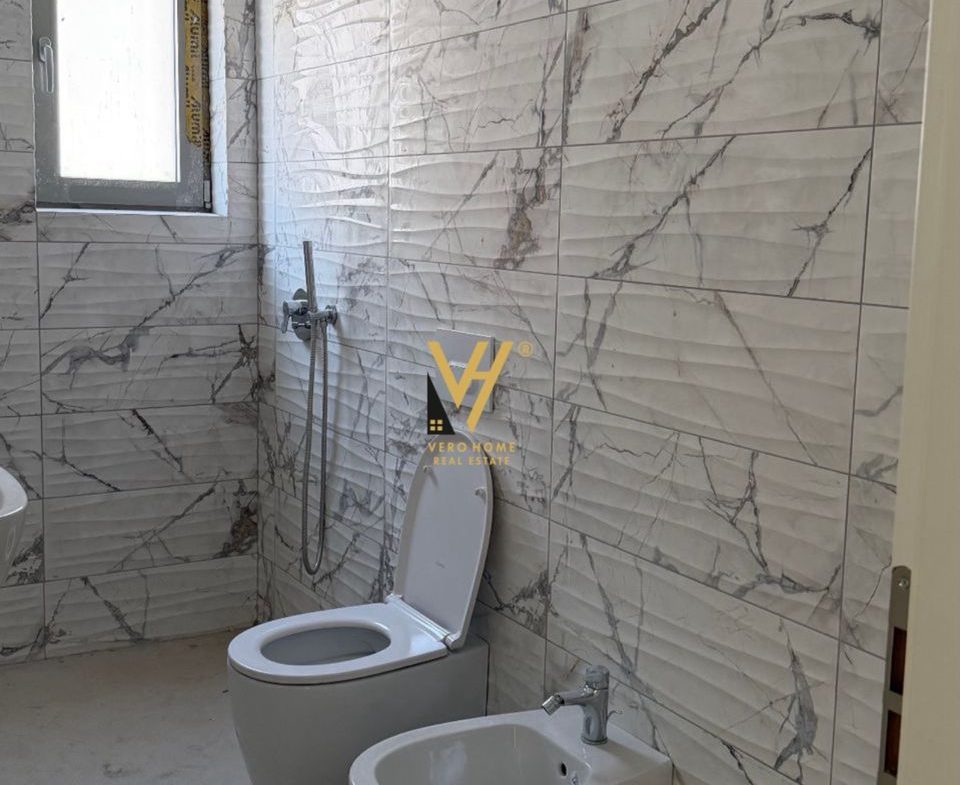 JEPET ZYRE 56 M2 ME QERA TE SHKOLLA E KUQE 65.000 LEKE - Pamja 4